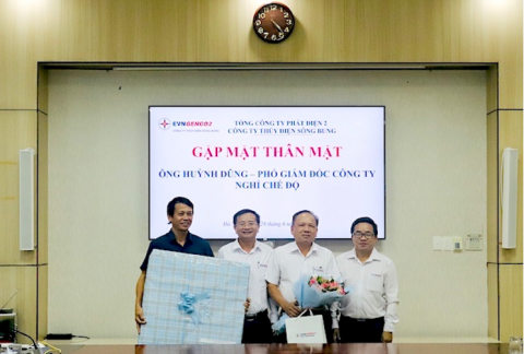 Ông Lê Đình Bản (ngoài cùng bên phải) cùng Lãnh đạo TĐSB tặng bó hoa tươi thắm cùng những món quà kỷ niệm cho ông Huỳnh Dũng