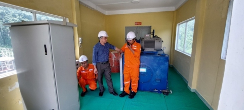 Ông Đinh Tấn Đại (đứng giữa) - TP Kỹ thuật và An toàn, Thường trực Ban chỉ huy PCTT&TKCN Công ty cùng nhân viên Vận hành kiểm tra hệ thống thông tin, máy phát dự phòng tại đập Thủy điện A Vương ngày 3/7