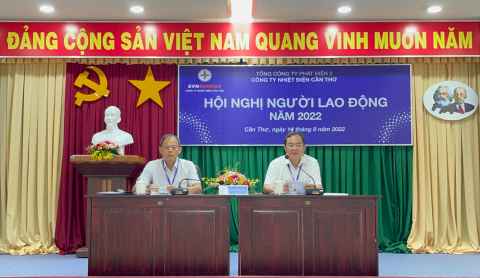 Ông Huỳnh Thanh Phong - Giám đốc (bên phải) và ông Nguyễn Hữu Lộc- Phó Giám đốc kiêm Chủ tịch Công đoàn Công ty chủ trì Hội nghị