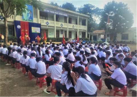 Các em học sinh mặc đồng phục do AVC trao tặng dự lễ khai giảng năm học mới 2022-2023