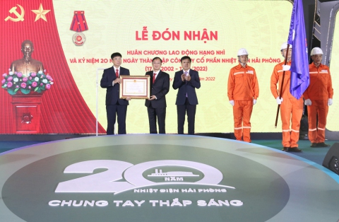 Thừa ủy quyền của Chủ tịch nước, ông Hồ Sỹ Hùng - Phó Chủ tịch Ủy ban Quản lý vốn Nhà nước tại doanh nghiệp trao Huân chương Lao động hạng Nhì cho Công ty CP Nhiệt điện Hải Phòng