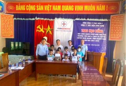 Ông Vương Thành Chung – Phó Giám đốc Công ty (người đúng thứ 3 từ bên trái sang) trao học bổng và chụp ảnh lưu niệm với các em học sinh Trường Tiểu học & THCS xã Tà Pơơ