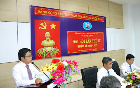 Đ/c Lê Đình Bản -  Bí thư Đảng uỷ, Giám đốc Công ty phát biểu chỉ đạo tại Đại hội Chi bộ Văn phòng 1