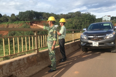 Đội xung kích PCTT&TKCN TMP tuyên truyền an toàn đến người dân vùng hạ du Sông Bé