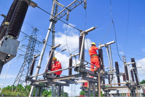Công ty Thủy điện Quảng Trị triển khai nhiều biện pháp nhằm đảm bảo thiết bị vận hành an toàn, liên tục - Ảnh: Quốc Tuấn