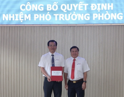 Ông Nguyễn Văn Non - Tổng Giám đốc (bên phải) tại điểm cầu Bình Phước trao Quyết định bổ nhiệm chức vụ Phó Trưởng phòng HCLĐ cho ông Ngô Thành Danh