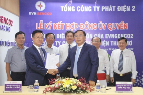 Ông Trần Phú Thái – Chủ tịch Hội đồng Quản trị EVNGENCO2 trao Hợp đồng ủy quyền Người đại diện phần vốn của EVNGENCO2 tại TMP đối với ông Nguyễn Lê Hoàng