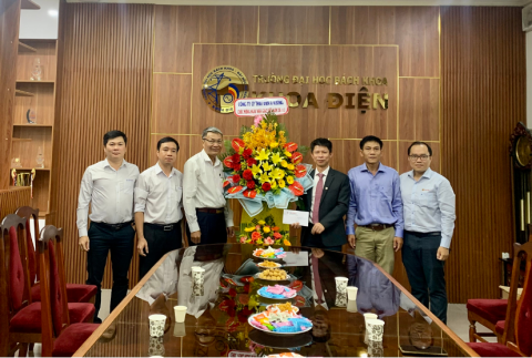 Ông Ngô Xuân Thế – Phó Tổng Giám đốc (thứ 3 từ trái qua) cùng Đoàn công tác AVC thăm và chúc mừng tại Khoa điện – ĐHBK Đà Nẵng