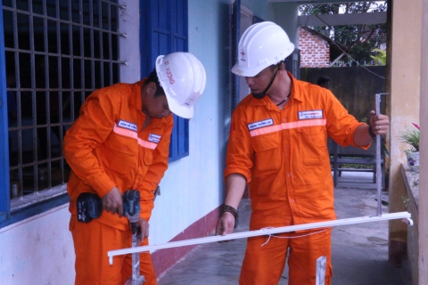 “Ánh sáng học đường” đến với điểm trường Nam Giang