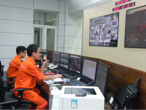 Anh Phan Văn Phú trong giờ làm việc