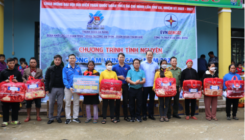 Người dân xã Zuôih nhận những phần quà ý nghĩa do Đoàn tình nguyện “Đông ấm vùng cao” trao tặng