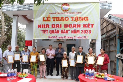 EVNGENCO2 tham dự Lễ trao tặng nhà Đại đoàn kết “Tết Quân Dân” năm 2023