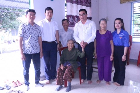 Thăm hỏi và tặng quà Mẹ Việt Nam Anh Hùng nhân dịp Tết Nguyên đán