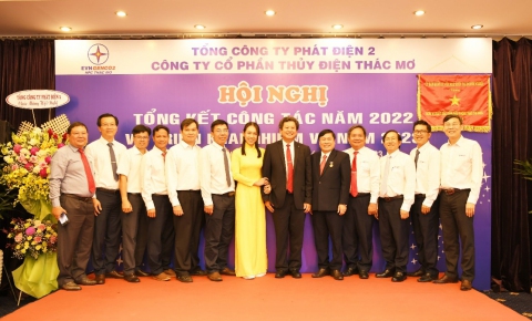 Lãnh đạo EVNGENCO2 cùng CBCNV TMP, chụp ảnh lưu niệm tại Hội nghị