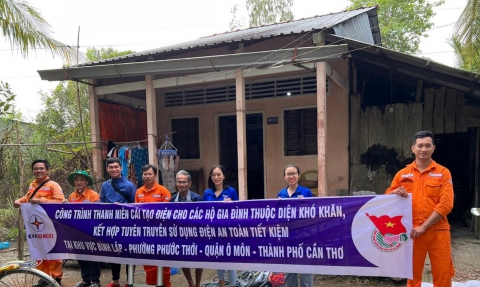 Công trình thanh niên cải tạo điện cho các hộ gia đình thuộc diện khó khăn, kết hợp tuyên truyền sử dụng điện an toàn tiết kiệm tại khu vực Bình Lập, phường Phước Thới, quận Ô Môn, thành phố Cần Thơ