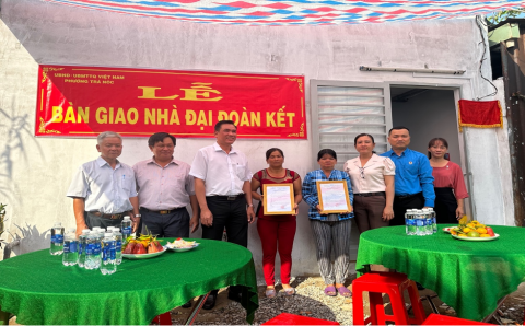 Ông Bùi Trung Thành - Chủ tịch Công đoàn Cơ quan EVNGENCO2 (đứng thứ ba bên trái) cùng Lãnh đạo phường Trà Nóc trao nhà cho hộ gia đình