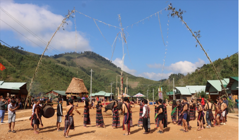 Người dân thôn Z’lao mừng gươl mới