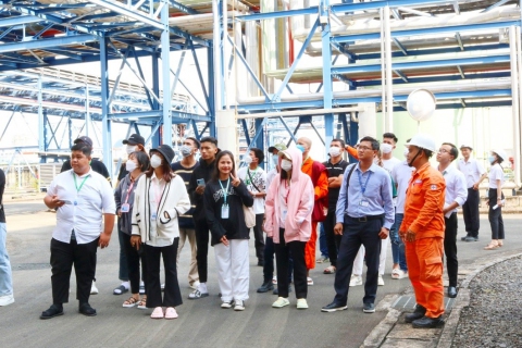 Đoàn tìm hiểu thực tế tại hệ thống xử lý khói thải ESP