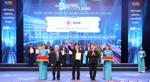 PTGD EVN Vo Quang Lam nhan giai thuong 9 10 2022