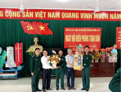 Ông Nguyễn Minh Văn (đứng thứ 2 từ trái sang), ông Nguyễn Văn Đức (đứng thứ 4 từ trái sang) tặng quà cho Đồn Biên phòng La Êê