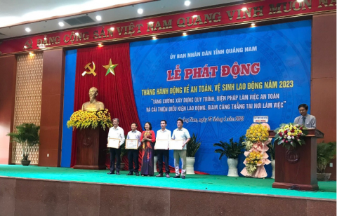 Đại diện Công ty CP Thủy điện A Vương, Công ty Thủy điện Sông Bung nhận Giấy khen của Tổng Cục An toàn lao động