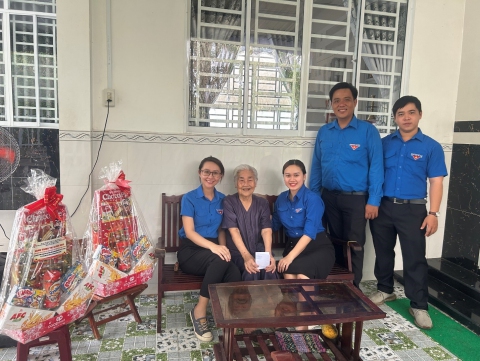 Đoàn cơ sở EVNGENCO2 tham quan bảo tàng Quân Khu 9 và tặng quà cho các Mẹ Việt Nam Anh hùng nhân dịp lễ 30/4 và 01/5