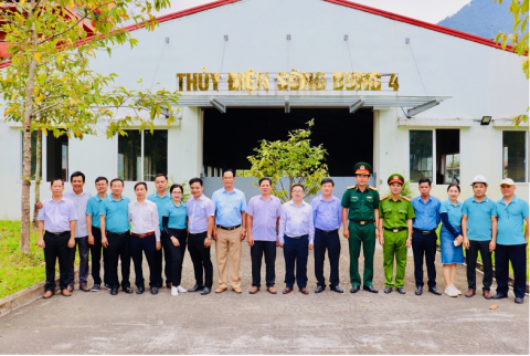 Đoàn chụp ảnh lưu niệm tại Nhà máy Thuỷ điện Sông Bung 4