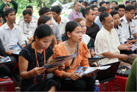 Người dân tìm hiểu nội dung tuyên truyền của AVC