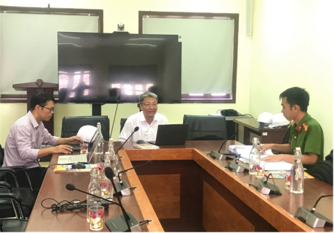 Ông Ngô Xuân Thế - Phó tổng giám đốc Công ty (giữa) tiếp  Đoàn kiểm tra tại nhà máy Thủy điện A Vương