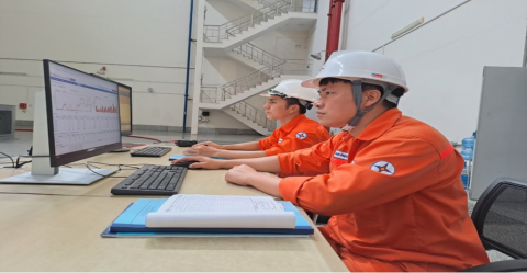 Nhân viên vận hành giám sát số liệu từ máy tính
