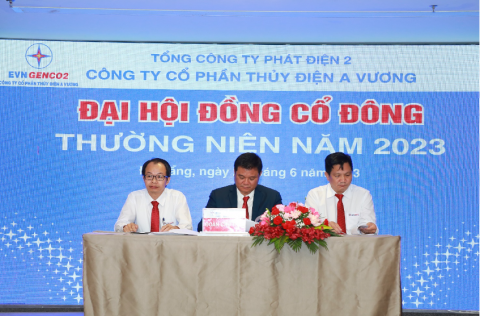 Ông Ngô Việt Hưng - Chủ tịch HĐQT AVC, ông Cao Huy Bảo - Tổng Giám đốc AVC và ông Đặng Công Hòa - TV chuyên trách HĐQT AVC chủ trì Đại hội