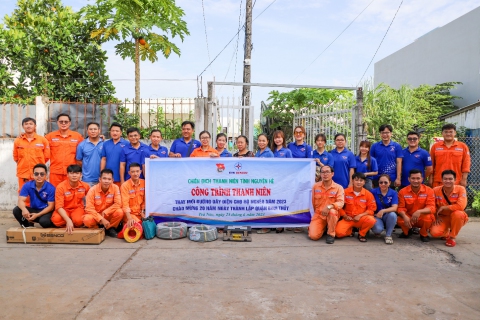 Đoàn Thanh niên EVNGENCO2 nâng cấp hệ thống điện cho các hộ gia đình khó khăn