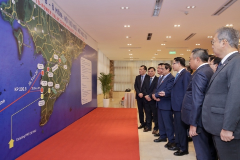 Tổng Giám đốc Petrovietnam Lê Mạnh Hùng báo cáo với Thủ tướng Chính phủ, lãnh đạo các Bộ, ngành tổng quan về chuỗi dự án khí điện Lô B - Ô Môn