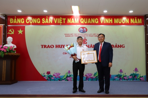Trao huy hiệu 30 và 40 năm tuổi Đảng cho 02 Đảng viên thuộc Đảng bộ EVNGENCO2