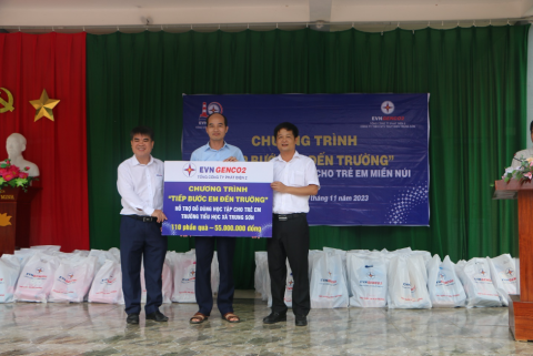 Ông Vũ Xuân Dũng – Chủ tịch kiêm Giám đốc TSHPCo (bìa phải) và ông Phạm Văn Cường – Phó giám đốc TSHPCo (bìa trái) trao những phần quà tại trường tiểu học xã Trung Sơn và xã Trung Thành