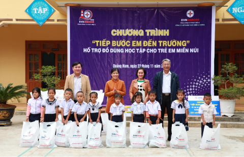 “Tiếp bước em đến trường” về với học sinh vùng biên giới huyện Nam Giang và Đông Giang - tỉnh Quảng Nam