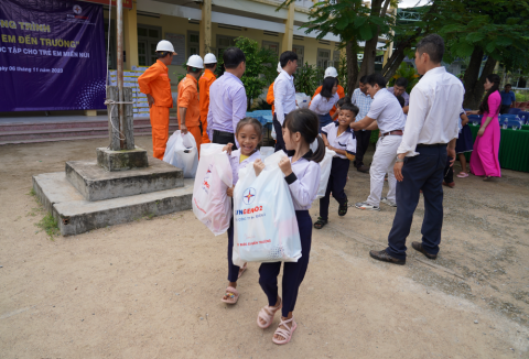 Lan tỏa yêu thương từ chương trình  “Tiếp bước em đến trường”