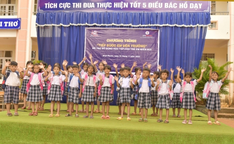 Hơn 400 em học sinh có hoàn cảnh khó khăn tại hai tỉnh Bình Phước và Quảng Trị được nhận quà từ chương trình “Tiếp bước em đến trường”