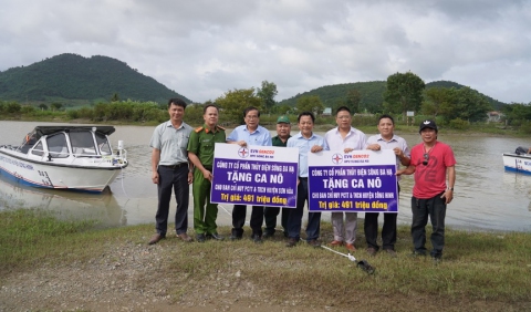 Trao tặng 02 ca nô cứu hộ cho huyện Sơn Hòa và Sông Hinh