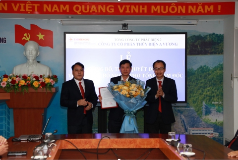 Lãnh đạo AVC trao Quyết đinh và hoa chúc mừng cho ông Phạm Đình Quang – Phó Tổng Giám đốc AVC