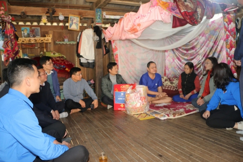 Thủy điện Trung Sơn tổ chức tặng quà cho các hộ gia đình có hoàn cảnh đặc biệt khó khăn