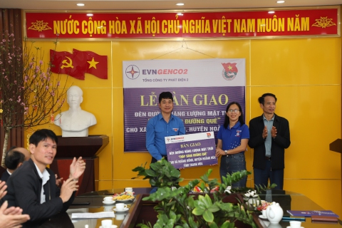 Đoàn thanh niên EVNGENCO2 hỗ trợ kinh phí lắp đèn năng lượng mặt trời tại xã Hoằng Đồng