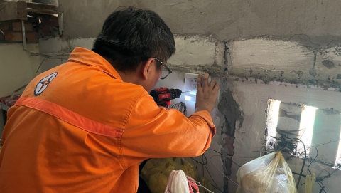 Thanh niên Nhiệt điện Cần Thơ ra quân cải tạo hệ thống điện cho 05 hộ dân
