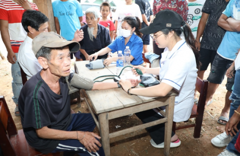 Thủy điện A Vương khám bệnh, phát thuốc miễn phí cho đồng bào miền núi