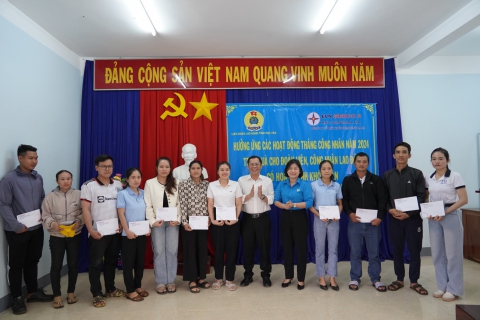 Trao 20 suất quà cho đoàn viên, công nhân có hoàn cảnh khó khăn