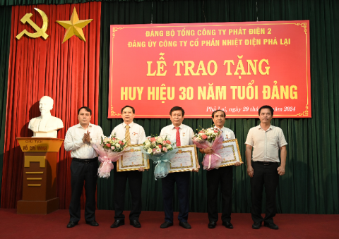 Đảng ủy Công ty Cổ phần Nhiệt điện Phả Lại tổ chức Lễ trao tặng Huy hiệu 30 năm tuổi Đảng