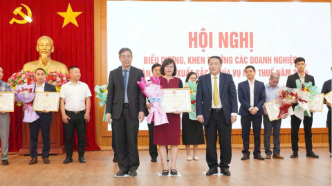 Bà Bùi Thị Hồng Nhung – Phó Giám đốc Công ty Thủy điện Quảng Trị nhận Bằng khen về thành tích nộp thuế năm 2024 từ Lãnh đạo tỉnh Quảng Trị