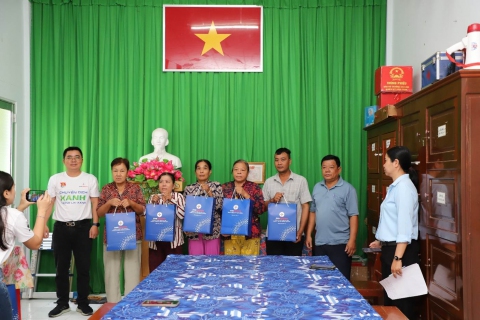 Đoàn Cơ sở Cơ quan Tổng công ty Phát điện 2 tổ chức hoạt động trao tặng bóng đèn led và tuyên truyền tiết kiệm điện