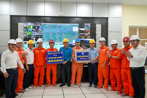 Tổng công ty Phát điện 2 thăm và tặng quà người lao động tại Công ty TNHH MTV Thủy điện Trung Sơn