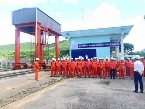 Ông Đoàn Thanh Điểm (áo trắng) – PGĐ Công ty triển khai công tác diễn tập PCTT&TKCN năm 2025